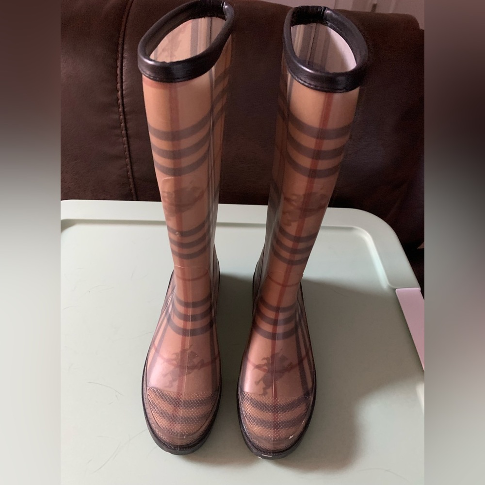 Burberry plaid rain boots size 6